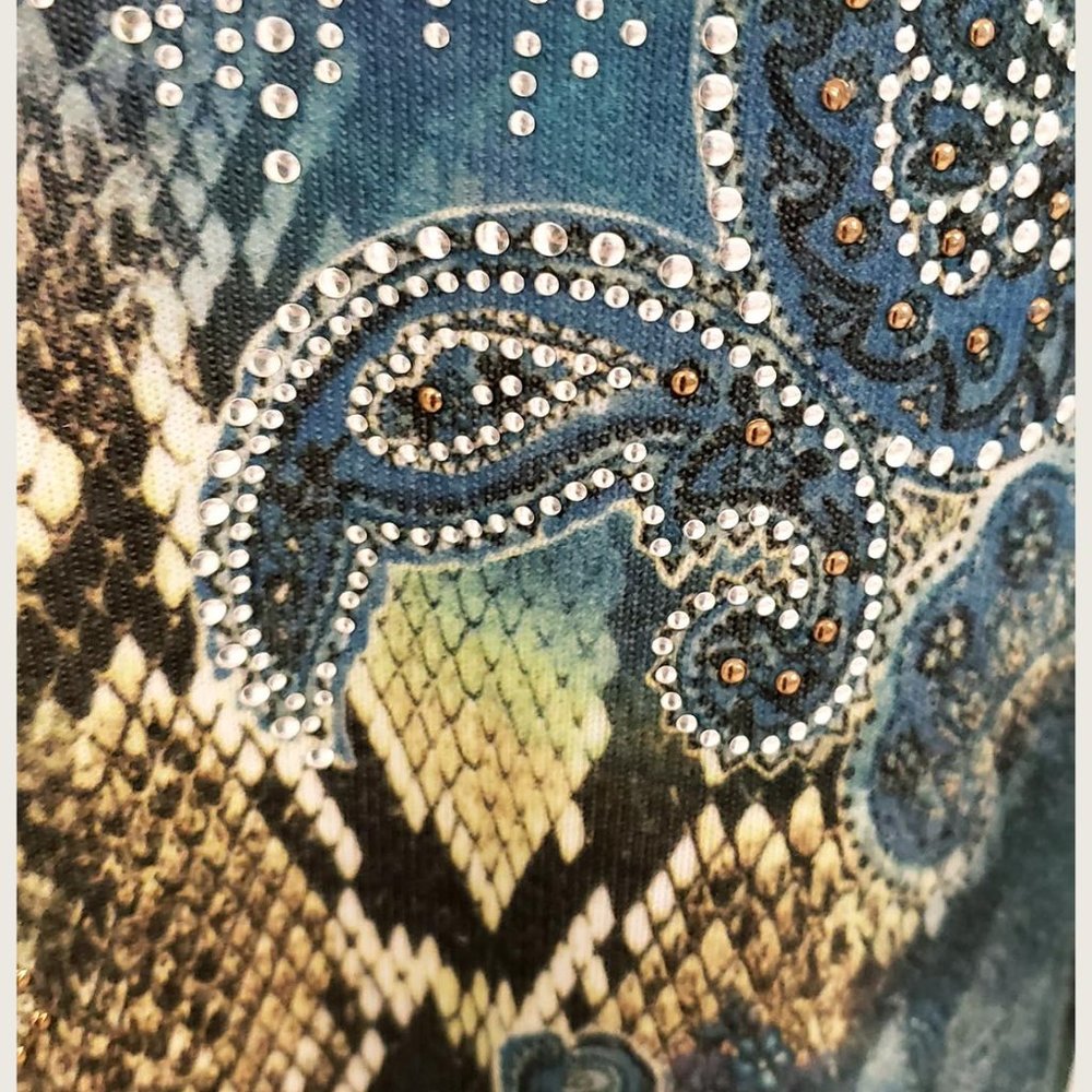 Cache Sweater with Reflective Tacking - Picture 5 of 11